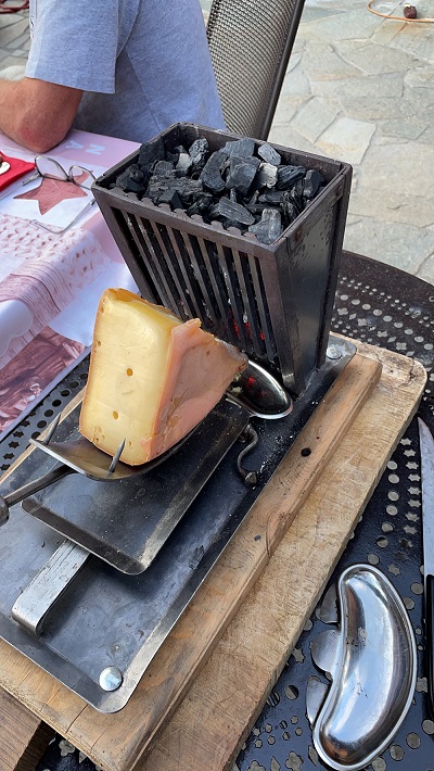 Eté comme hiver une bonne raclette au feu de bois.....