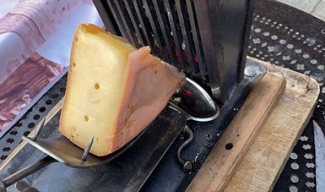 Eté comme hiver une bonne raclette au feu de bois.....